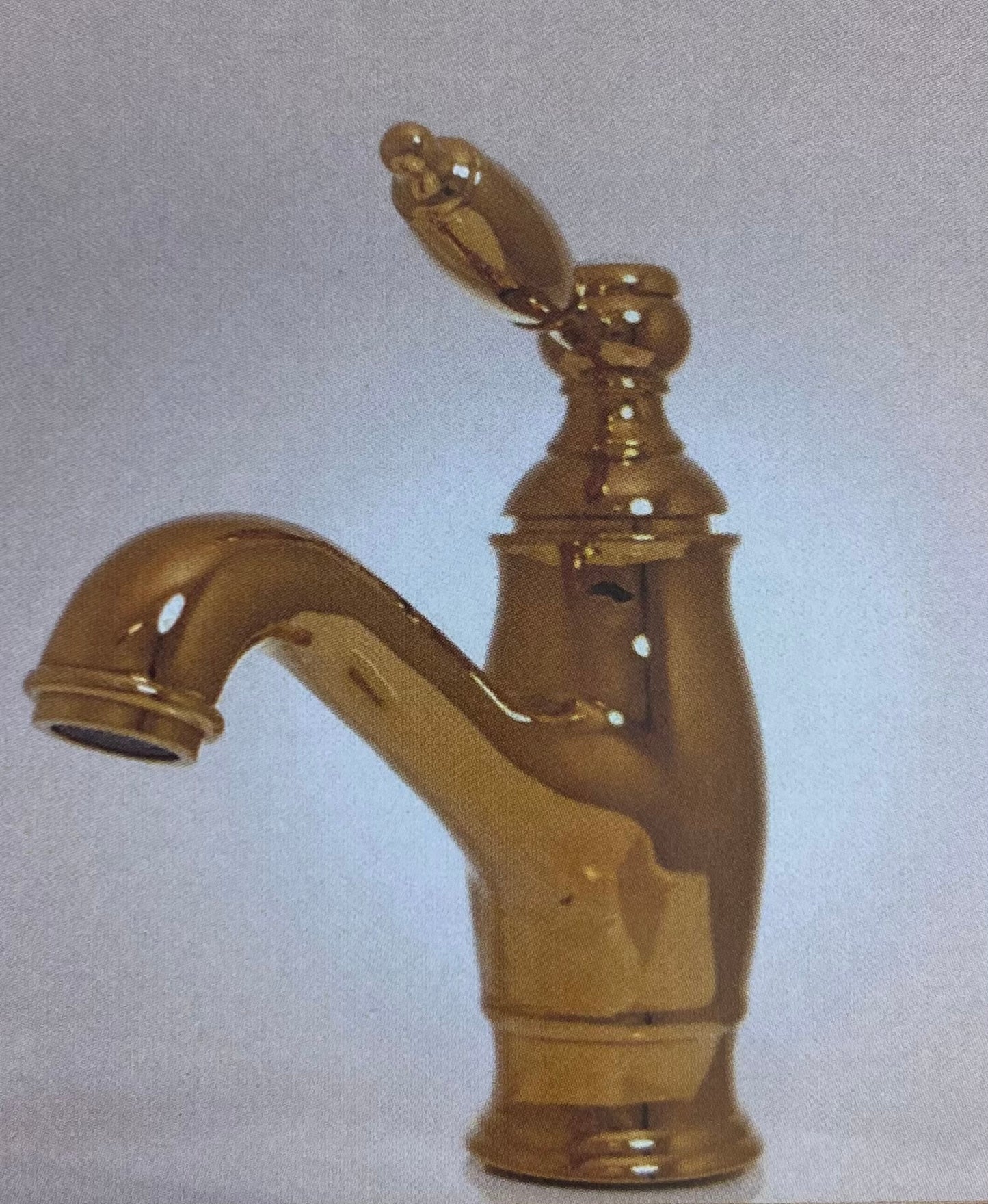 Elegant Bathroom Faucet In Shiny Gold Finish